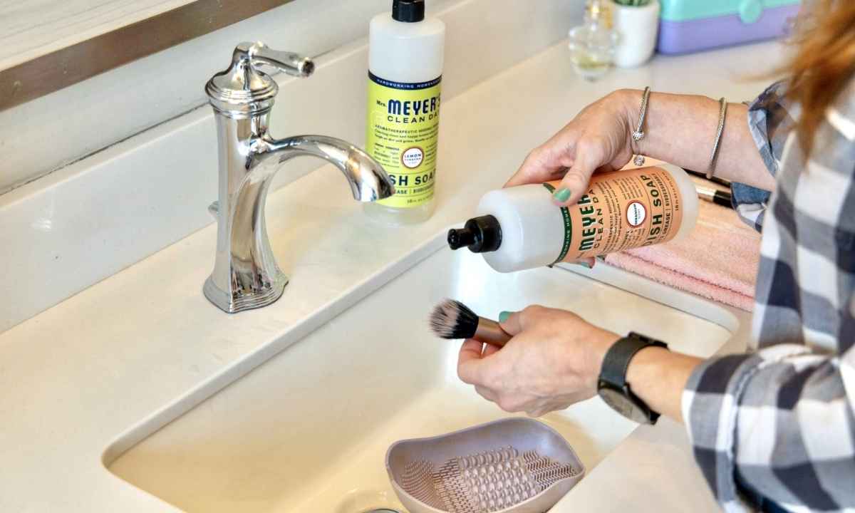 Can You Clean Makeup Brushes With Dish Soap?