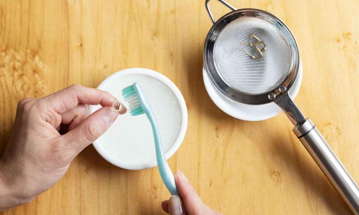 How to Clean Earrings