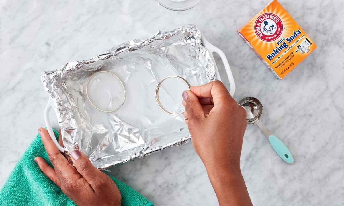 How to Clean Silver with Baking Soda and Foil