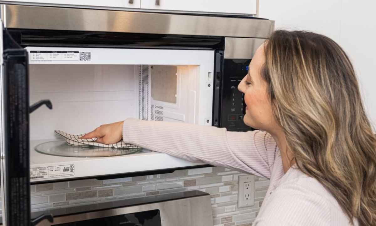 How to Clean a Microwave