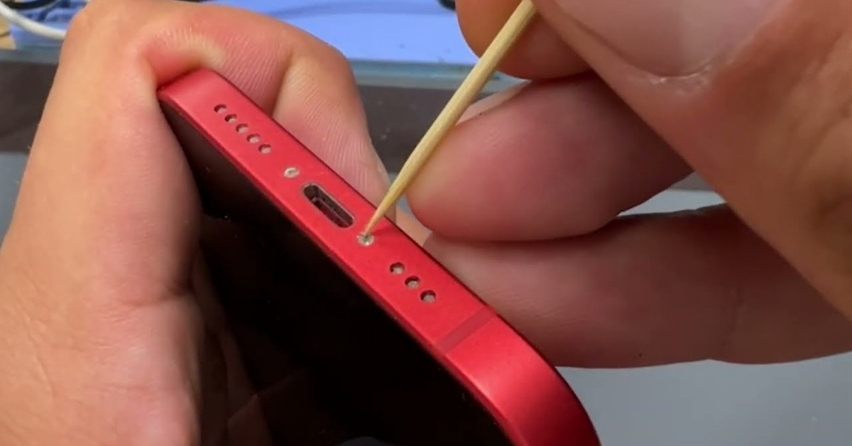 how to clean iphone charging port